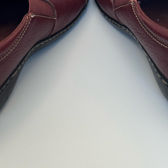 Clarks Ashland Loop Moccasins Womens Size 7.5M Burgundy Textured Leather Loafers - Picture 6 of 16